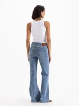 Jeans Serena Light de tiro medio-bajo y fit bootcut, confeccionado en denim con lycra, con lavado celeste claro y contrastes.