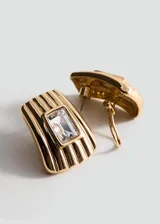 Aros geométricos dorados con diseño rectangular y efecto relieve.