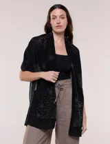Pashmina rectangular de gasa semitransparente negra, con apliques de microstrass brillantes que forman motivos estelares. Tejido fluido de caída ligera.