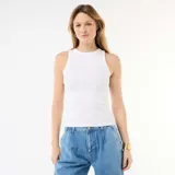 Musculosa blanca de canalé, ajustada al cuerpo, con cuello redondo y diseño clásico.