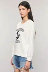 Buzo blanco de cuello redondo y manga larga, confeccionado en rústico de algodón, con estampa frontal en técnica flock que dice "Kosiuko Club" junto al diseño de un ancla.