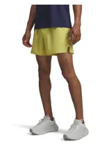 Short deportivo amarillo con logo de Under Armour en la pierna izquierda.