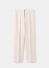Pantalón de vestir de lino color beige, de corte recto y tiro medio, con trabillas, bolsillos laterales y bolsillos posteriores de ribete.