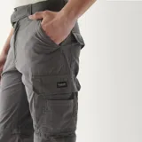 Pantalón cargo Wrangler regular fit color gris oscuro, confeccionado en algodón y nylon. Cuenta con bolsillos laterales y traseros. La parte inferior de la pierna es desmontable, transformándose en bermuda.