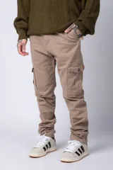 Pantalón cargo color beige, con bolsillos laterales tipo cargo con solapa y cierre de botón, corte recto y ajuste cómodo.