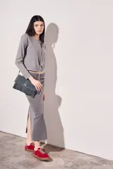 Falda midi gris de algodón con cintura elástica y corte ajustado.
