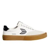 Championes de skate Cariuma Naioca, color blanco con logo negro y suela marrón.