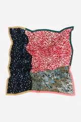 Pañuelo cuadrado de poliéster de Bimba y Lola con diseño multicolor de paneles estampados que combinan lunares, animal print y motivos florales.
