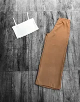 Pantalón palazzo color marrón claro con cintura elastizada.