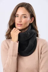 Cuello reversible de polar y sherpa color negro, con pequeño aplique de cuero sintético con logo grabado.