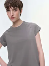 Remera deportiva de manga corta con cuello redondo y costuras tipo raglán. Confeccionada en tejido técnico elástico, presenta un diseño liso y entallado, ideal para actividades físicas.