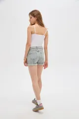 Short de jean tiro alto con bolsillos y dobladillo en las piernas.
