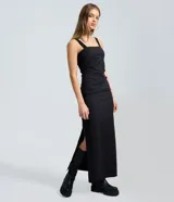 Vestido midi de corte recto confeccionado en bengalina, con escote cuadrado, sin mangas y detalle de fruncido lateral. Presenta una abertura lateral en el ruedo.