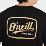Remera de manga corta color beige, con cuello redondo y pequeño logo de la marca estampado en el pecho.
