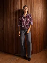 Camisa de gasa con estampado animal print y detalles de hilos de lurex, de corte clásico con cuello camisero y mangas largas con puños.