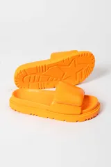 Sandalia tipo slide color fucsia, con suela track de plataforma y tira ancha acolchada en el empeine.