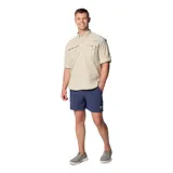 Camisa de manga larga Columbia modelo Bahama II, color beige. Confeccionada en tejido de secado rápido con protección solar UPF 50. Presenta cuello con botones, dos bolsillos frontales con solapa, rejillas de ventilación en la espalda y hombros, y pestañas para sujetar las mangas enrolladas.