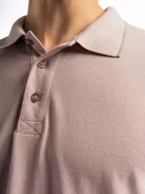 Chomba manga corta color borgoña con cuello clásico y borde azul marino.