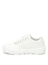 Sneakers de lona blanca para mujer con plataforma, cordones y suela dentada. Cuentan con el logo de la marca en plateado en el lateral.