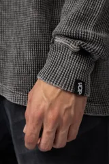 Buzo gris de tela waffle de algodón con teñido acid y corte oversize.