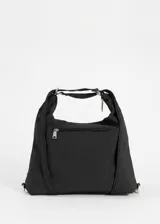 Bolso tipo hobo convertible a mochila, color marrón, con múltiples bolsillos frontales con cierre y herrajes plateados. Incluye un llavero decorativo removible con cuentas de colores y correa regulable.