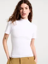 Blusa de cuello alto y manga corta, confeccionada en tela acanalada de ajuste al cuerpo.