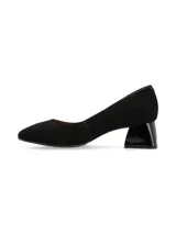 Zapato de tacón medio ancho y brillante, de punta cuadrada, confeccionado en cuero nobuck negro con detalle de aplique metálico con logo en el talón.