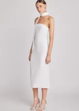 Vestido midi blanco de corte recto, con cuello halter y abertura en la espalda. Incluye lazo fino al cuello.