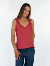 Top de lino color rojo con escote en V y breteles con volados y tiras ajustables.
