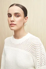 Sweater blanco de tejido de punto calado con escote redondo y mangas anchas.