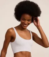 Soutien top blanco de poliamida con acabado seamless, escote en U y breteles anchos fijos.