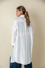 Camisa larga lisa color negro, de seda, que se puede usar como camisa o túnica.