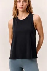 Musculosa deportiva negra de corte holgado, con cuello redondo y aberturas laterales en el ruedo.