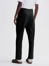 Pantalón de vestir negro de tela suave con pinzas delanteras, cintura elástica lateral y corte recto.