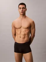 Pack de tres bóxers tipo trunk de talle bajo, confeccionados en algodón elástico. Presentan cintura elástica con el logo de la marca estampado.