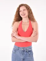 Body de escote halter con tirantes finos y espalda descubierta, confeccionado en tela elástica de color rojo.