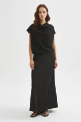 Blusa de poliéster color negro, con diseño holgado, cuello buche y detalles fruncidos en el borde inferior.
