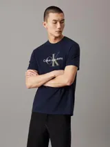 Remera Calvin Klein de corte regular clásico, color azul marino, con cuello redondo, mangas cortas y monograma de la marca estampado en el pecho.