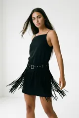 Cinto negro de gamuza con flecos, hebilla metálica cuadrada y detalles de tachas.