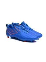 Championes de fútbol Umbro modelo Vision HG, color azul con detalles en naranja. Diseño con cordones y suela con tapones para césped.