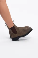 Botas Blundstone modelo 1306, color marrón rústico, con elásticos laterales marrones, suela de TPU negra antideslizante y plantilla acolchada removible.