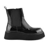 Bota Chelsea de cuero sintético negro con elásticos laterales, plataforma y suela track.
