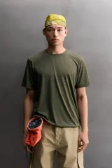 Camiseta técnica regular fit de Zara Athleticz, color verde militar con diseño de rayas sutiles, cuello redondo y manga corta. Confeccionada en tejido ligero, elástico y de secado rápido con costuras planas.
