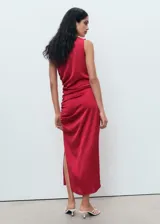 Vestido midi de satén rojo, con diseño asimétrico de un solo hombro, fruncido lateral, tajo pronunciado en un lateral y cierre de cremallera.