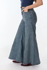 Pantalón de jean celeste con corte acampanado, tiro alto y costuras verticales al frente.