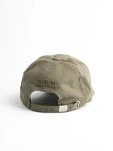 Gorro con visera color beige, con logo bordado de una montaña en el frente.
