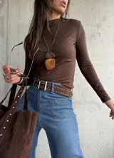 Polera de cuello alto y manga larga, confeccionada en tejido elástico color chocolate.