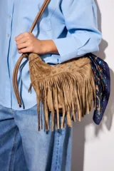 Bandolera marrón de gamuza sintética con flecos largos, cierre superior con cremallera y correa de hombro ajustable.