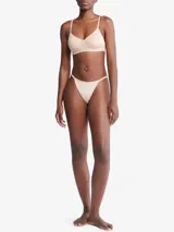 Corpiño Calvin Klein de diseño minimalista, con escote en V y copas ligeramente forradas sin aros. Presenta tirantes finos ajustables con el logo de la marca estampado y cierre posterior.