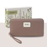 Billetera larga con cierre perimetral, confeccionada en material sintético texturizado color mostaza. Cuenta con correa de mano extraíble y placa metálica con logo de la marca en el frente.